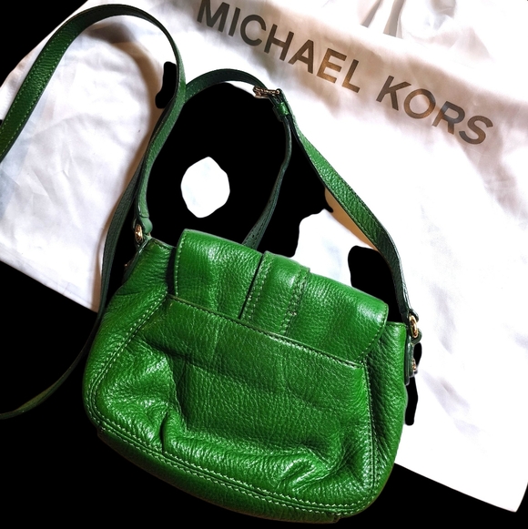 NWOT Michael Michael Kors Charlton Green Pebble Leather Crossbody Mini Push Lock - Picture 2 of 4